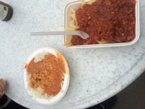Spaghetti Bolognese und Couscous mit Erdnuss-Curry-soße